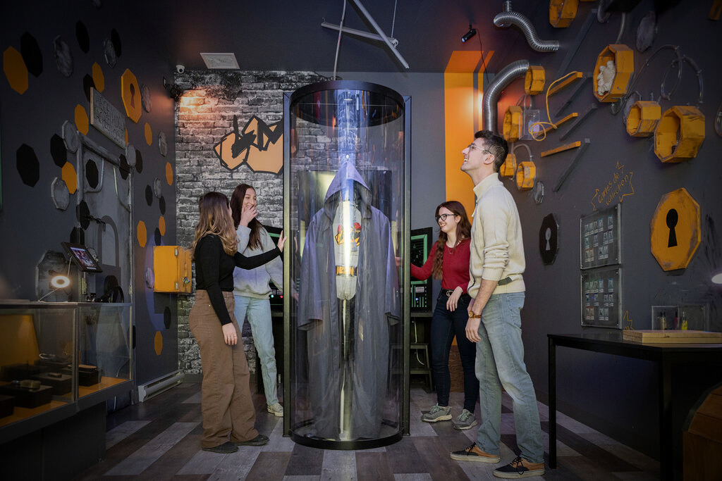 Famille en pleine mission dans la cachette du méchant LockMaster dans une salle d’évasion immersive à Lévis