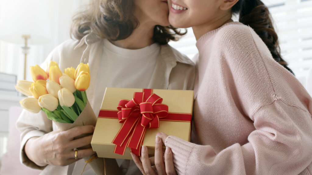Offrez un cadeau qui fera plaisir à votre mère pour la fête des mères. Pensez à ses intérêts.