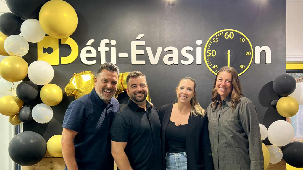 Photo de nos co-propriétaires (au centre) lors de notre soirée de célébration de notre 10e anniversaire, accompagnés de Sarah, la nouvelle Porte-Parole de Défi-Évasion ainsi que son conjoin.