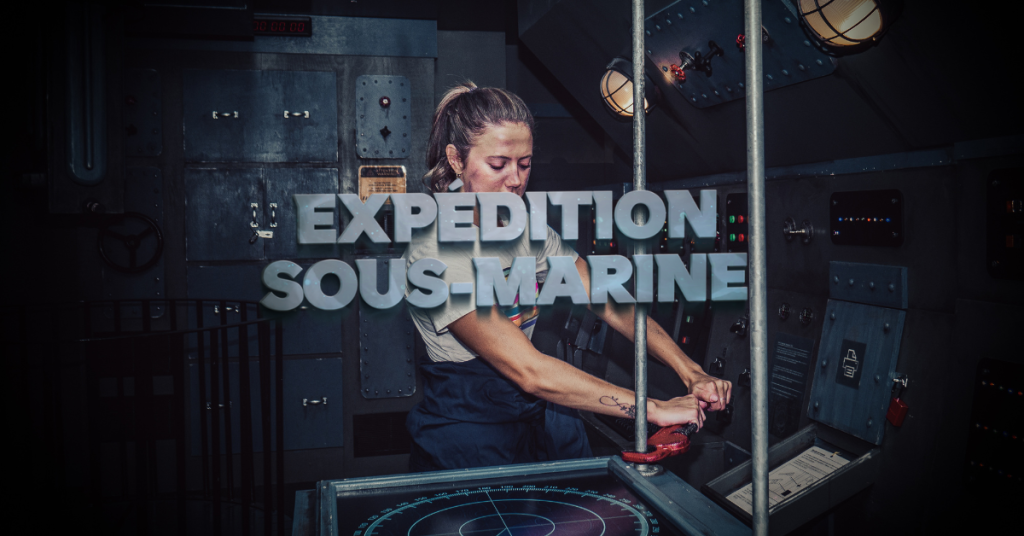 Participant manipulant les commandes d'un sous-marin dans la salle d'évasion immersive Expédition Sous‑Marine de Défi‑Évasion, inspirée du mystère du Triangle des Bermudes.